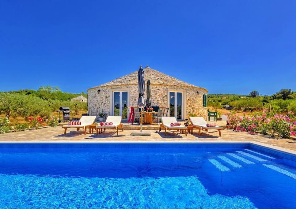 Villa Heritage - Historic Charm with Heated Pool & Children's Playground