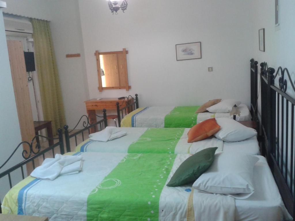 Postel nebo postele na pokoji v ubytování HERMOUPOLI ROOMS