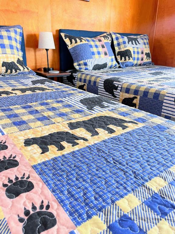 Postel nebo postele na pokoji v ubytování Hillcrest Motel