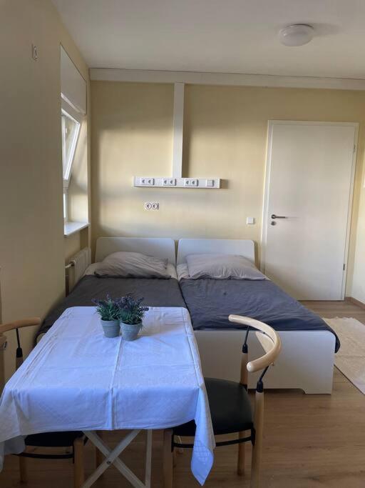 um quarto com uma cama e uma mesa com um lençol azul em Einzimmerwohnung + Dusche und WC em Berlim