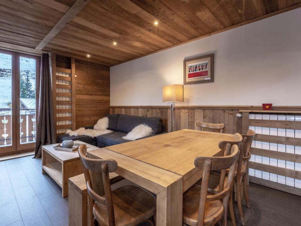 un salon avec une table en bois et un canapé dans l'établissement Appartement 3 chambres au centre, proche des remontées mécaniques, avec parking et Wi-Fi - FR-1-437-3, à La Clusaz
