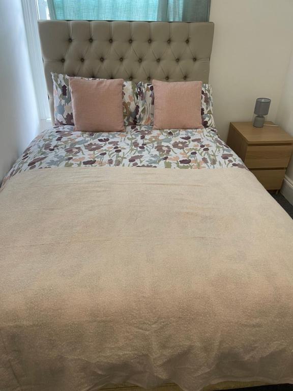 1 dormitorio con 1 cama grande y cabecero grande en Room in Gloucester Road 4, en Bristol