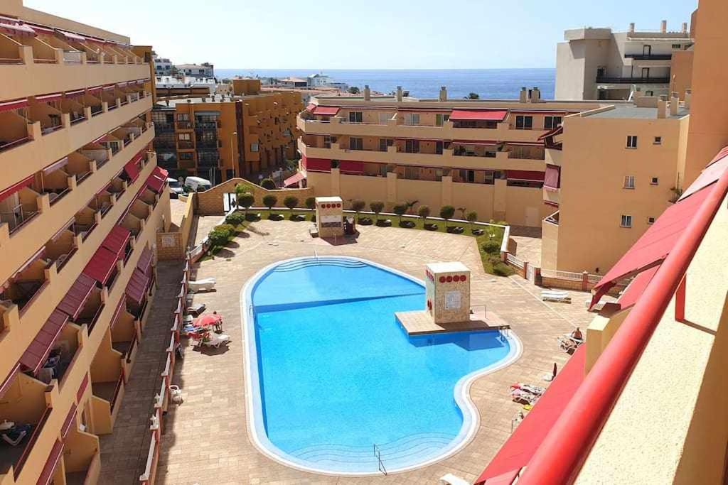 - une vue sur la piscine située dans un bâtiment dans l'établissement Apartamento Jarmar Puerto Santiago, à Puerto de Santiago