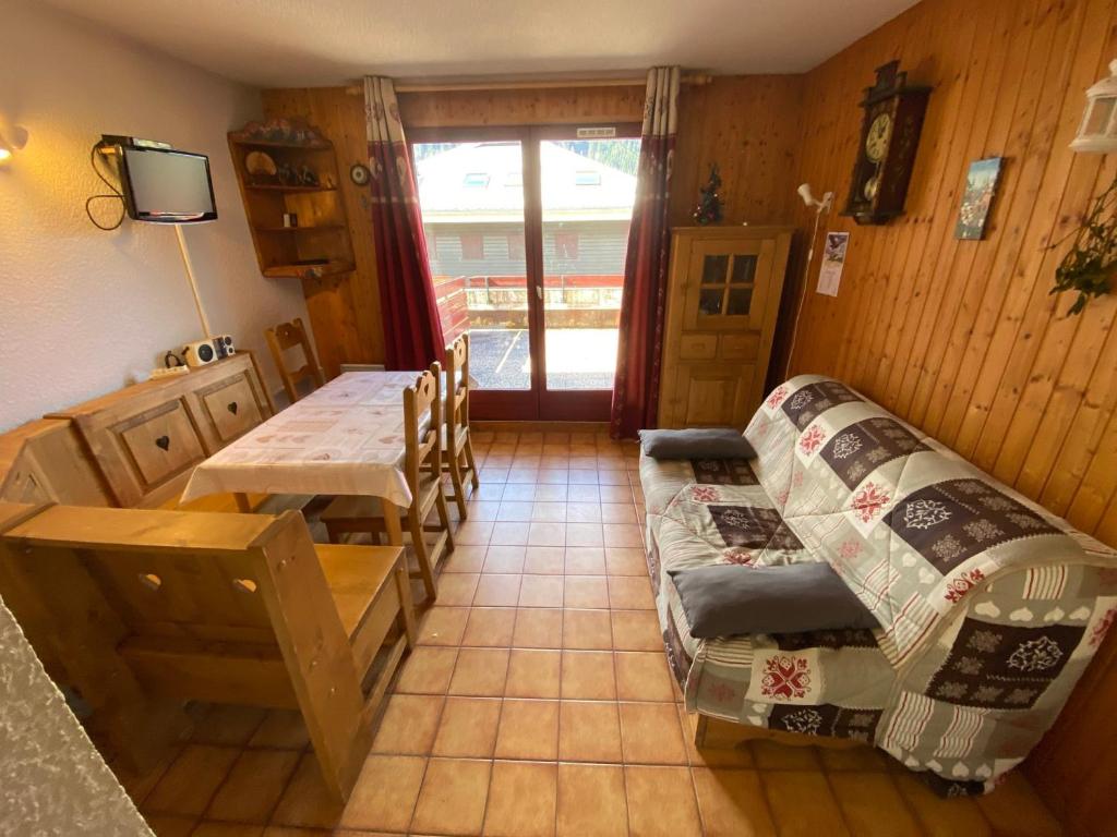 une chambre avec une table, un canapé et une table dans l'établissement Appartement avec Terrasse, Balcon Sud et Garage à La Chapelle-d'Abondance - FR-1-692-59, à La Chapelle-dʼAbondance