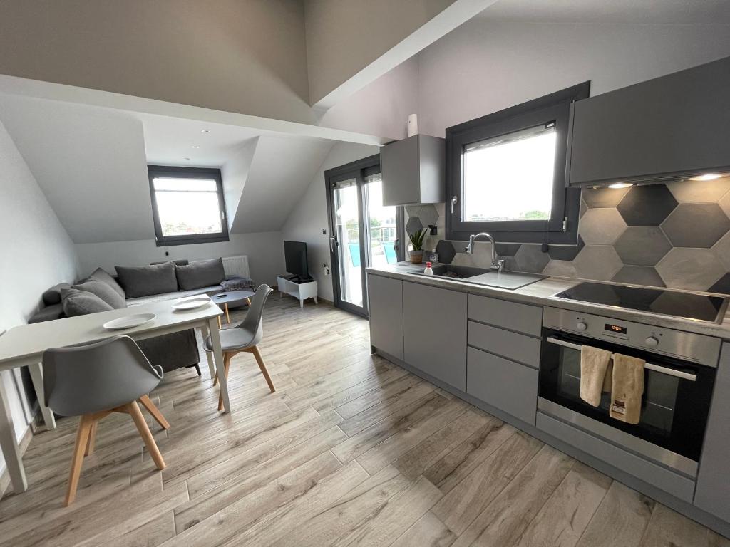 Kuchyň nebo kuchyňský kout v ubytování Breathtaking View design apartment