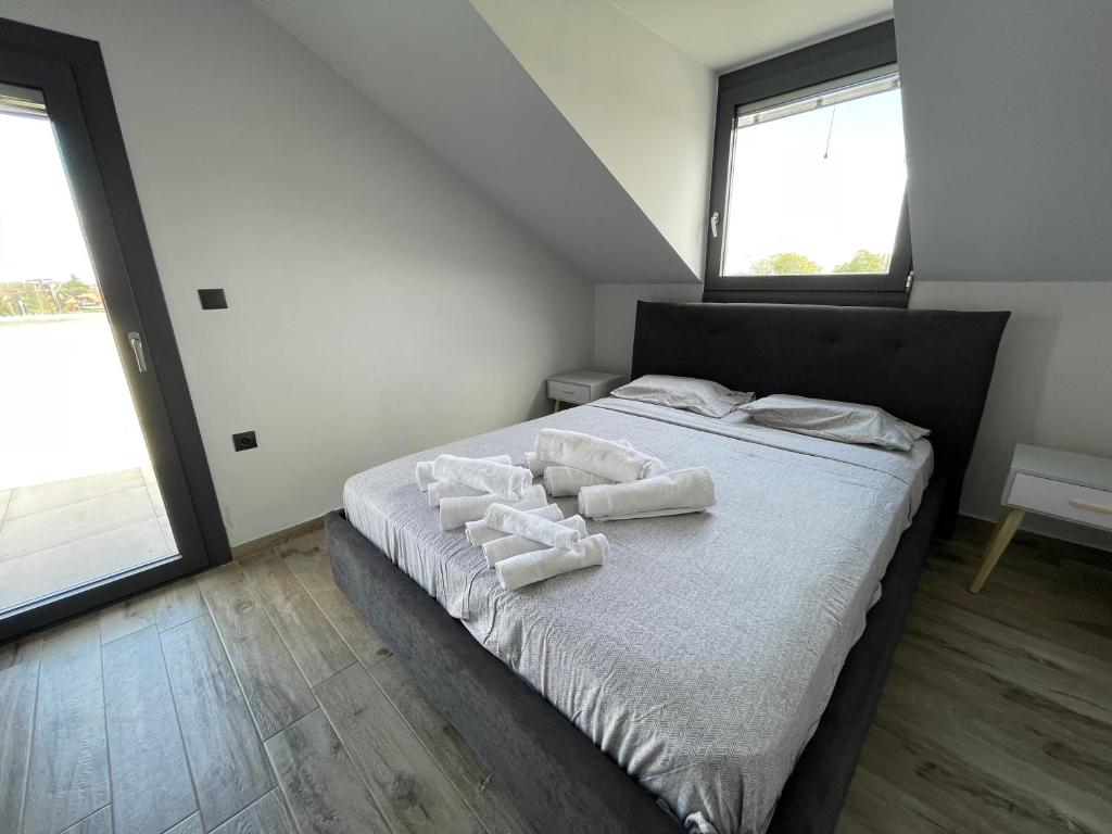 Postel nebo postele na pokoji v ubytování Breathtaking View design apartment