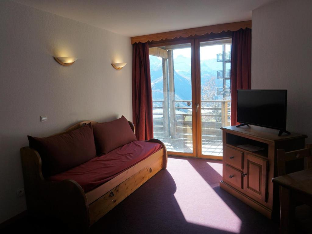 un salon avec un canapé et une télévision dans l'établissement Appartement cosy 2 pièces, 4 pers, balcon, parking, WIFI, Orcières Merlette - FR-1-636-140, à Orcières