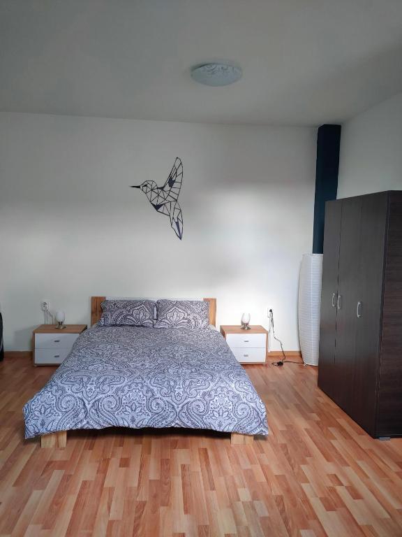 Postel nebo postele na pokoji v ubytování Iosefin House Studio