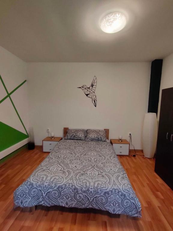 Postel nebo postele na pokoji v ubytování Iosefin House Studio