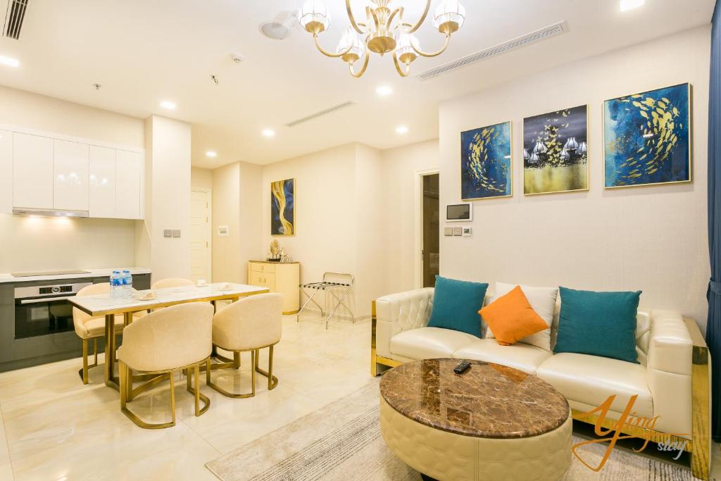 sala de estar con sofá y mesa en Liam Service Apartment - Vinhome Central Park, en Ho Chi Minh