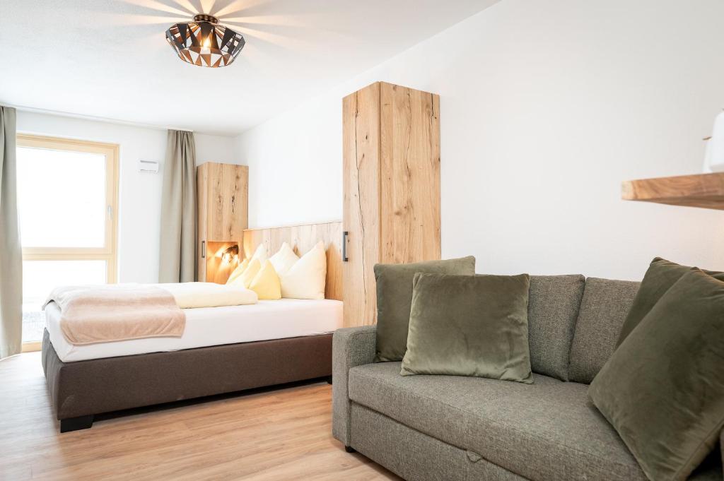 Postel nebo postele na pokoji v ubytování Wildbach Lodge Dienten