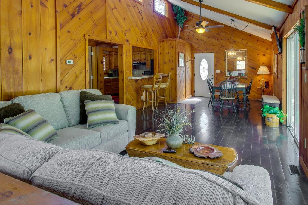 sala de estar con sofá y mesa en Cozy Moneta Getaway Near Smith Mountain Lake!, en Moneta