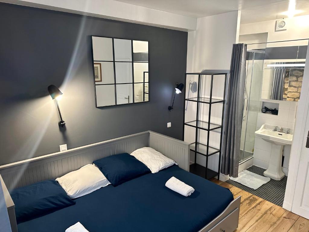 Postel nebo postele na pokoji v ubytování Home Sweet Home Le Chapelais Montmartre