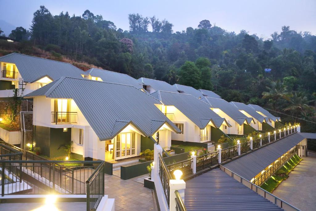 eine Reihe von Häusern in der Nacht mit Lichtern in der Unterkunft Munnar Tea Hills Resort - MTHR in Munnar