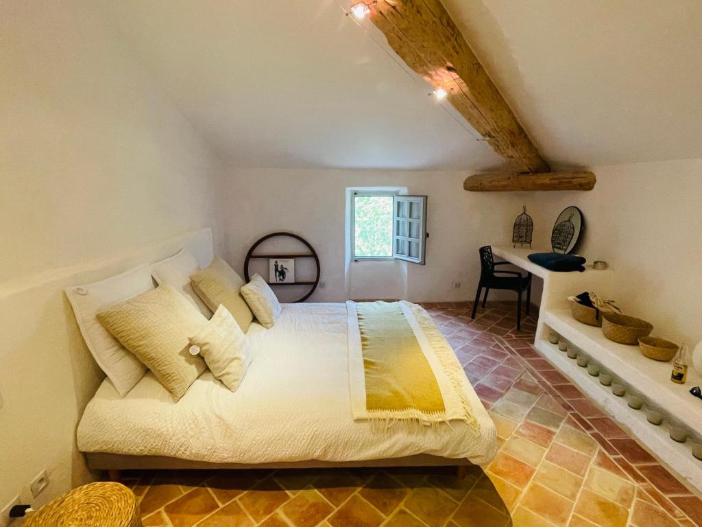 Una cama o camas en una habitaci&oacute;n de La Bastide