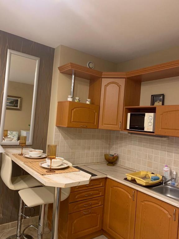 A kitchen or kitchenette at Emi apartman