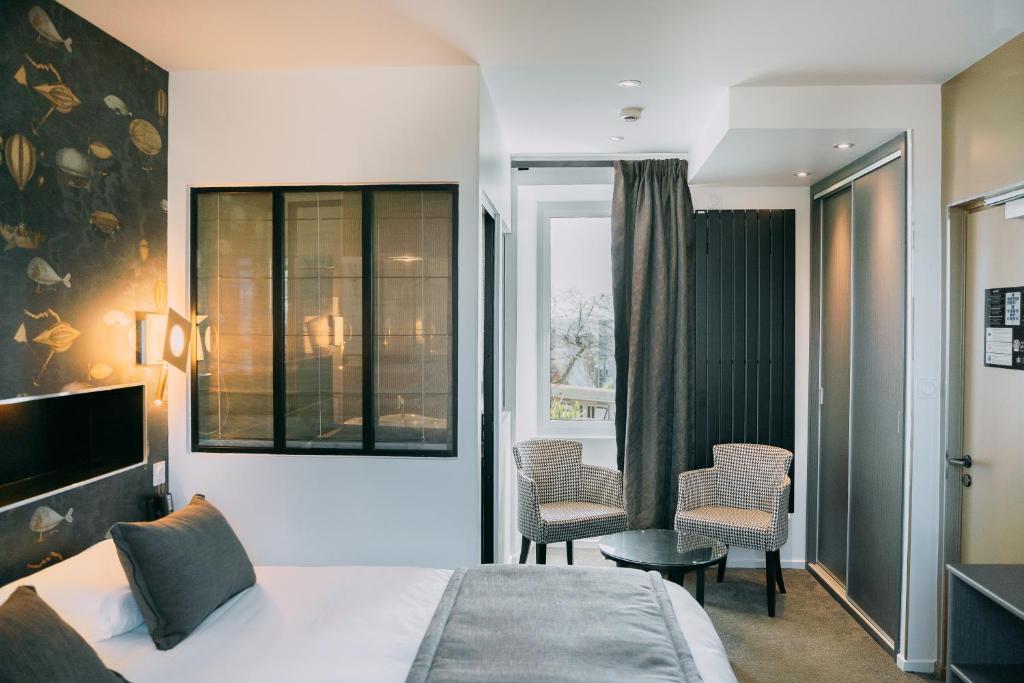 Postel nebo postele na pokoji v ubytování Hôtel Les Agapanthes-Logis Hôtel