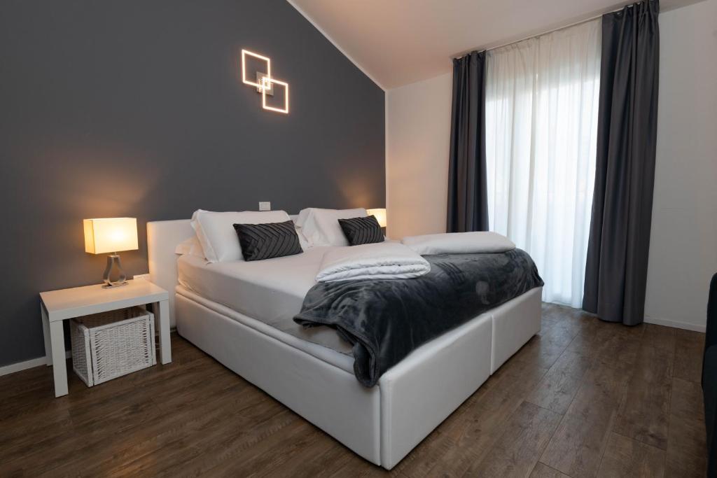 Postel nebo postele na pokoji v ubytování Torbole Aparthotel