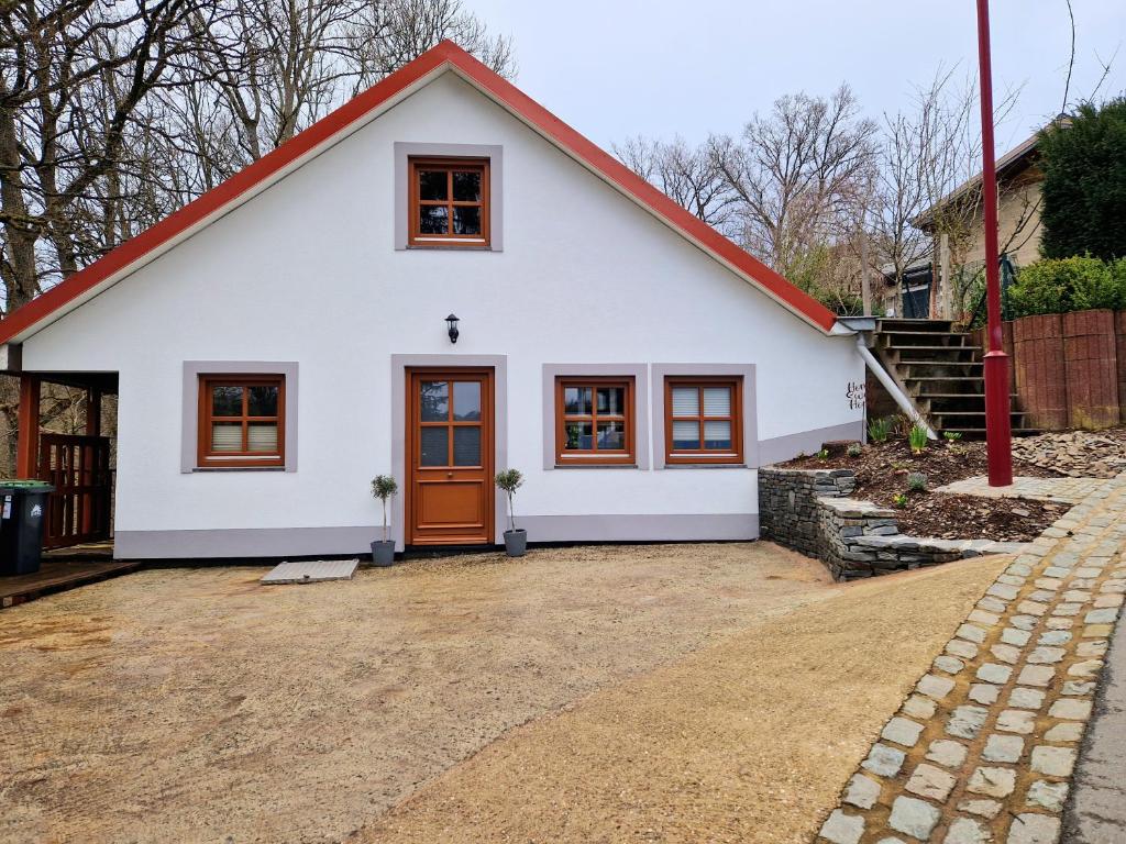 ein weißes Haus mit rotem Dach in der Unterkunft Daffodils in Enscherange