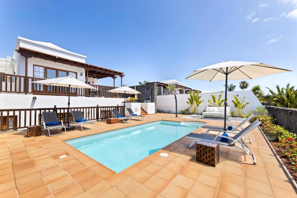 dom z basenem i parasolem w obiekcie Lanzarote Villa Ascanio w mieście Playa Blanca