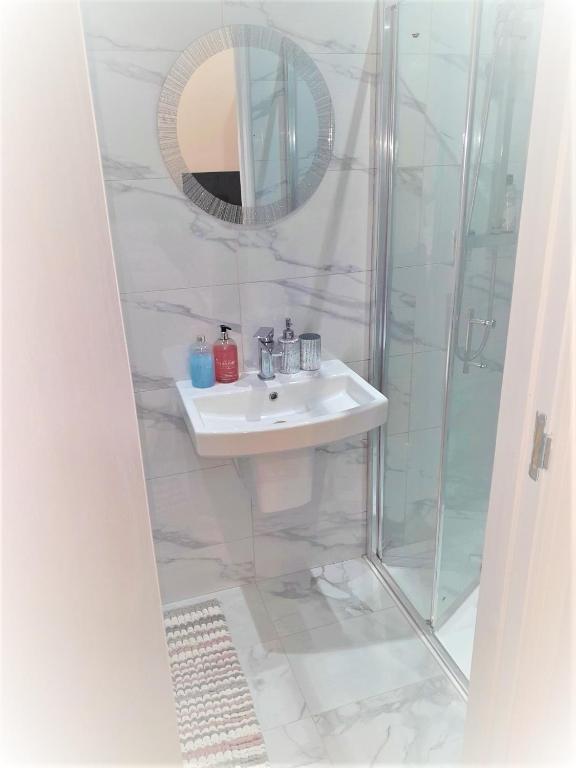 Grand Bleu - London - Next to Piccadilly Line Tube Station & Brand New Facilities - Resim 18