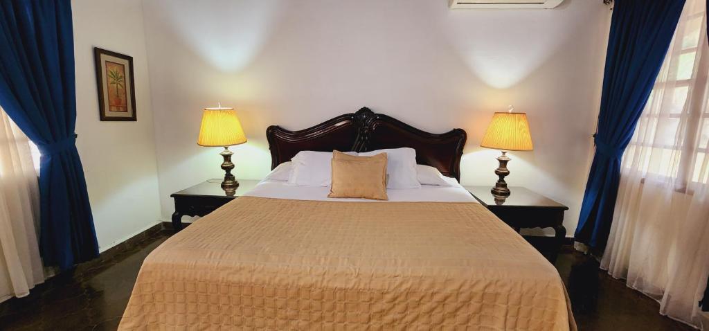 Postel nebo postele na pokoji v ubytování Camilas Hotel
