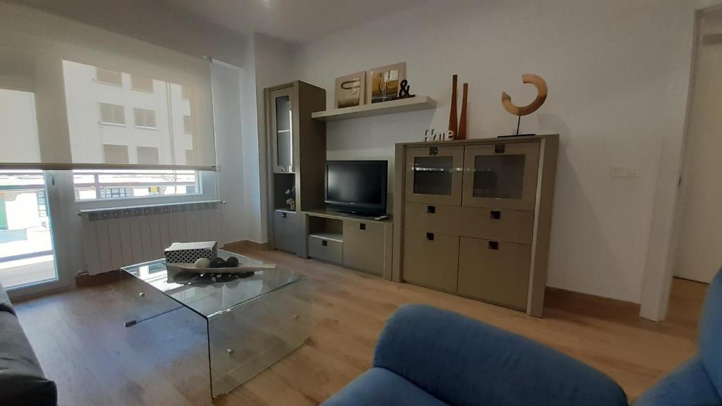 a living room with a couch and a tv at Apartamento Salamanca by Cloe in Salamanca