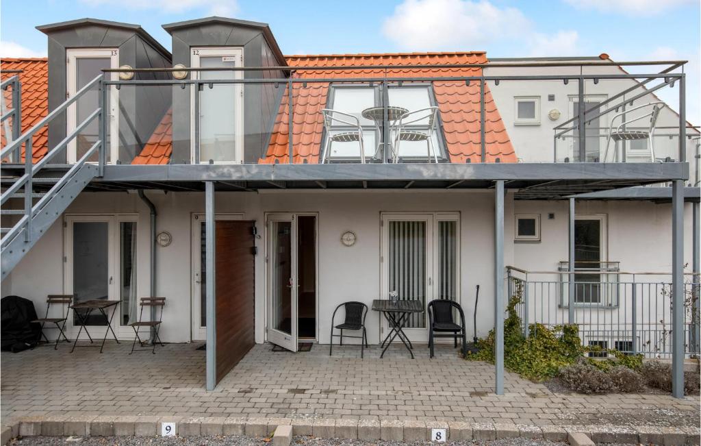 Casa con balcón con mesa y sillas en Lovely Apartment In Gudhjem With Wifi, en Gudhjem