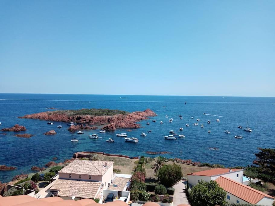 - un groupe de bateaux dans l'eau près d'un complexe dans l'établissement Studio Anthėor, vue mer, à Saint-Raphaël