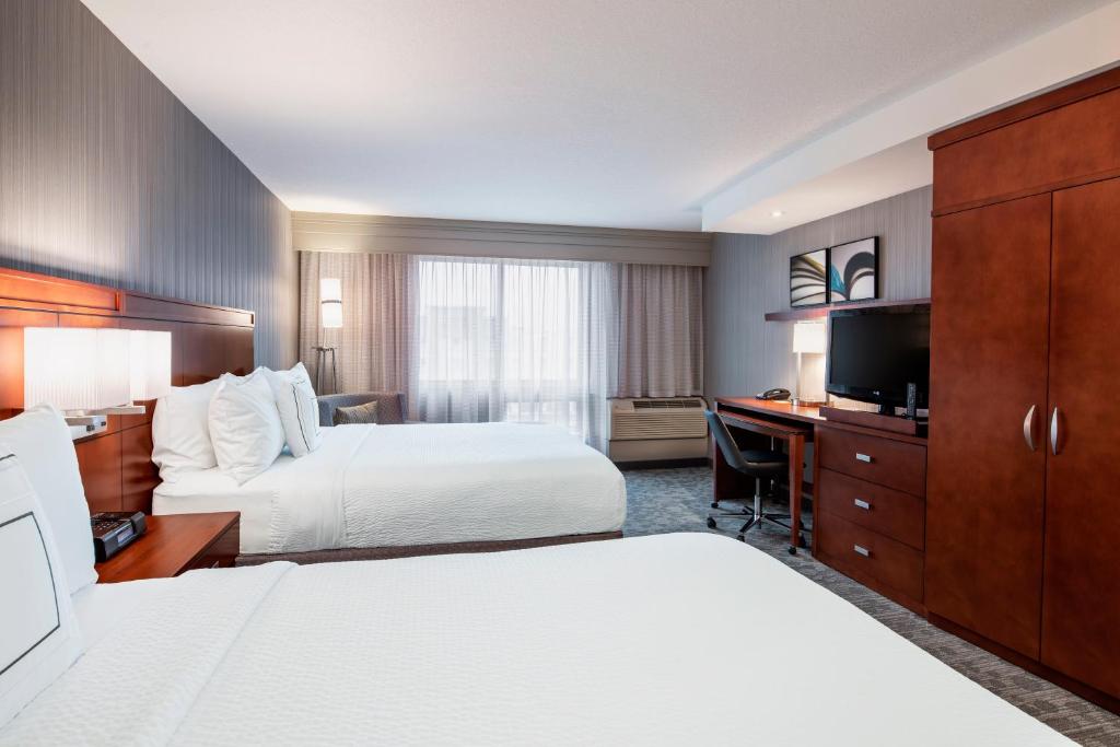 Postel nebo postele na pokoji v ubytování Courtyard by Marriott Edmonton West