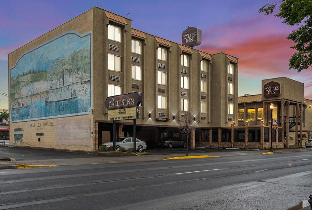 um edifício com um grande mural ao lado em The Dalles Inn em The Dalles