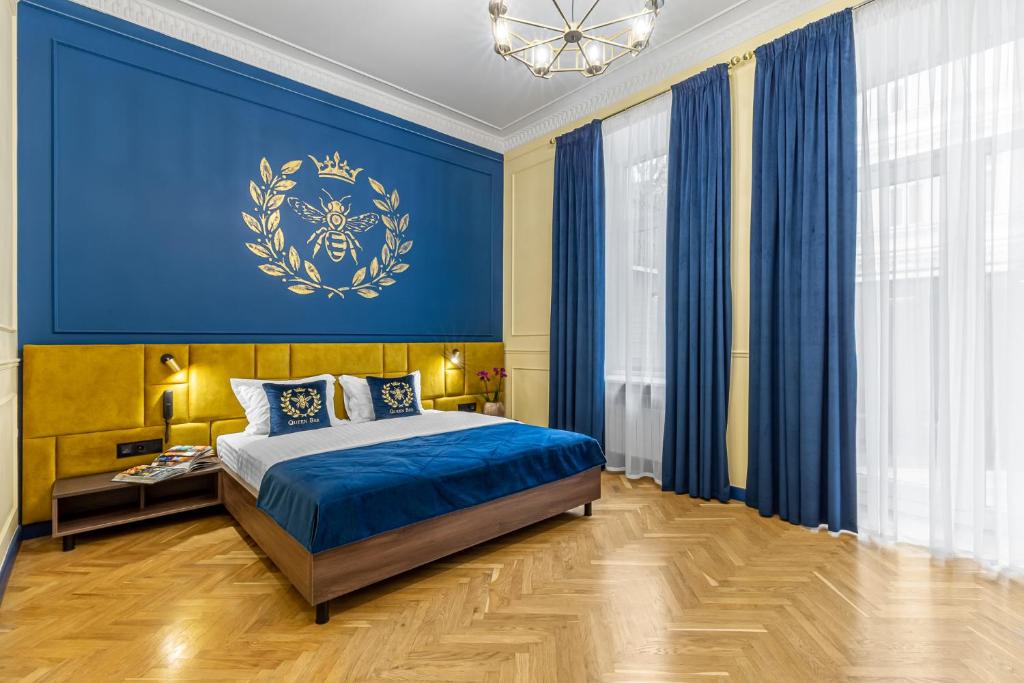 Queen Bee - Double Room With Patio