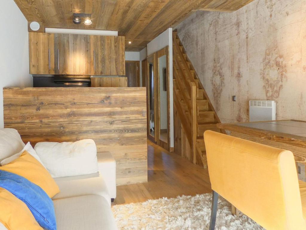 un salon avec un canapé et une table dans l'établissement Charmant Duplex Chalet, 5 Pers, 50m², 3*, Balcon Sud-Ouest, Proche Pistes, Méribel - FR-1-182-166, à Méribel