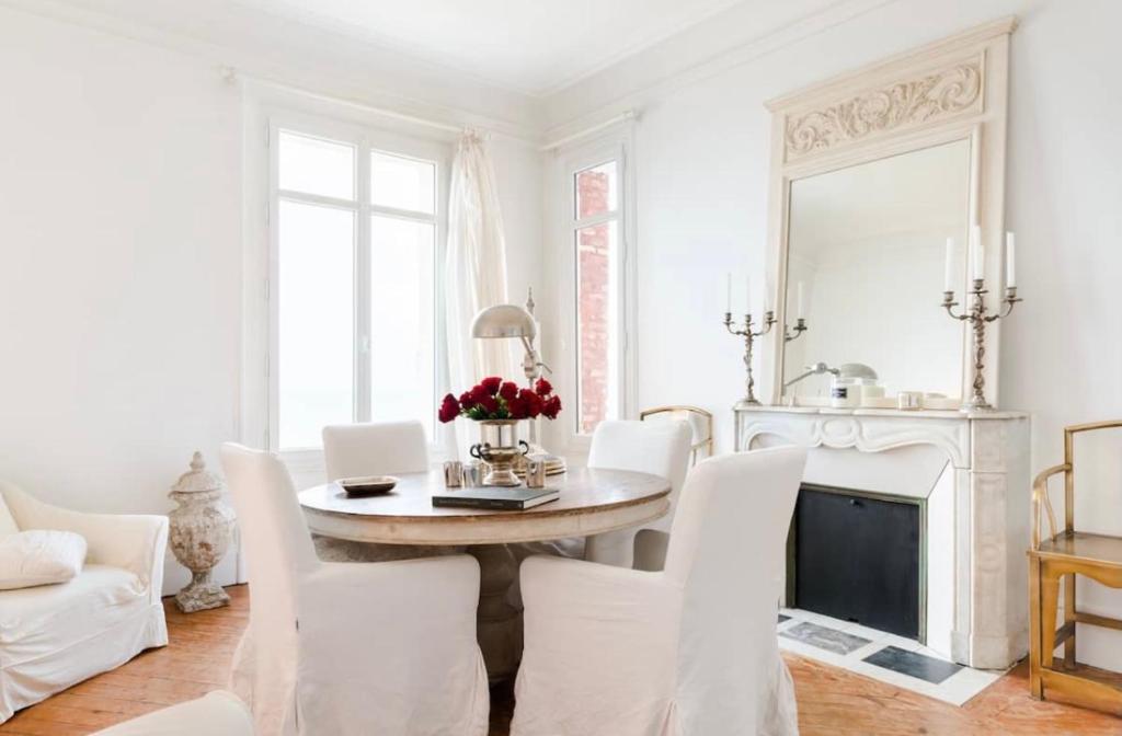 Posedenie v ubytovaní Magnifique appartement avec cheminée sur la plage