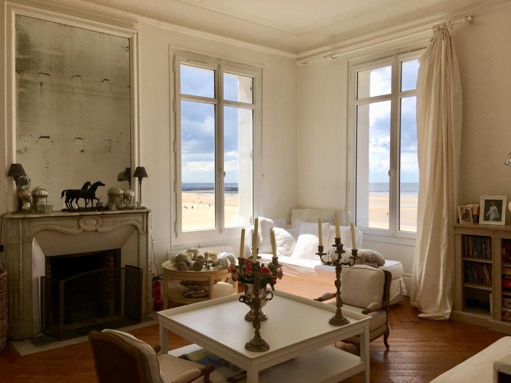 Posedenie v ubytovaní Magnifique appartement avec cheminée sur la plage