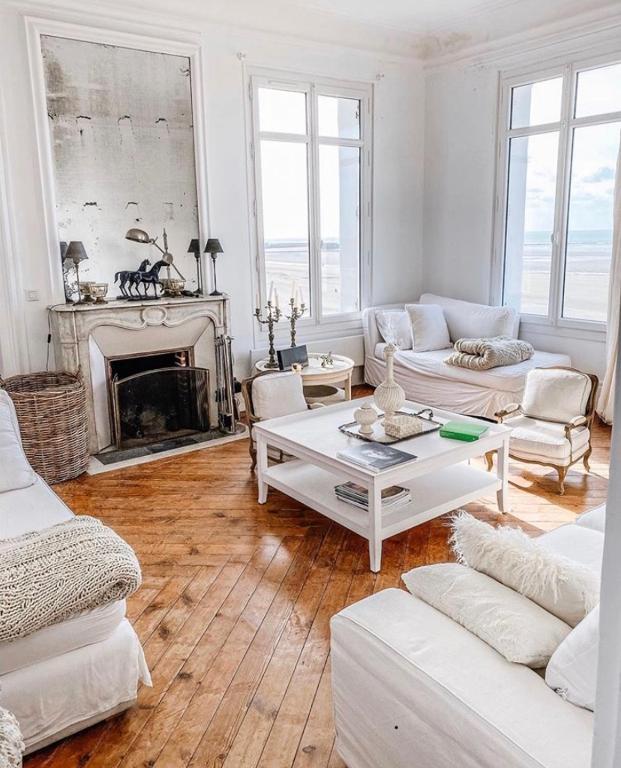 Posedenie v ubytovaní Magnifique appartement avec cheminée sur la plage