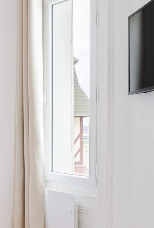 Televízia a/alebo spoločenská miestnosť v ubytovaní Magnifique appartement avec cheminée sur la plage