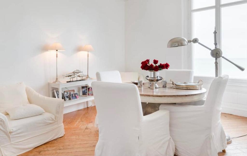 Posedenie v ubytovaní Magnifique appartement avec cheminée sur la plage