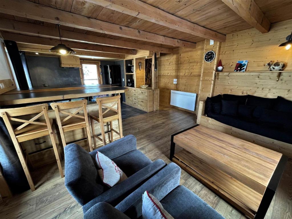 - un salon avec deux canapés et un bar dans l'établissement Chalet rénové 3 chambres, charme, WiFi gratuit, proximité pistes - FR-1-452-128, à Saint-Martin-de-Belleville