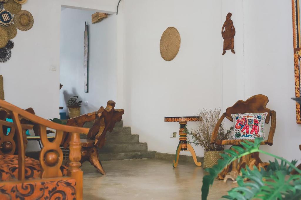 Posezení v ubytování Barefoot Inn Kandy