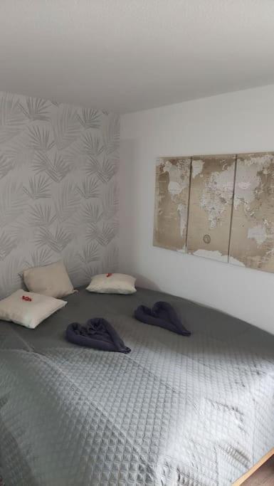 a room with a bed with two pillows on it at Günstige, schöne Ferienwohnung im Wanderparadies in Wernigerode