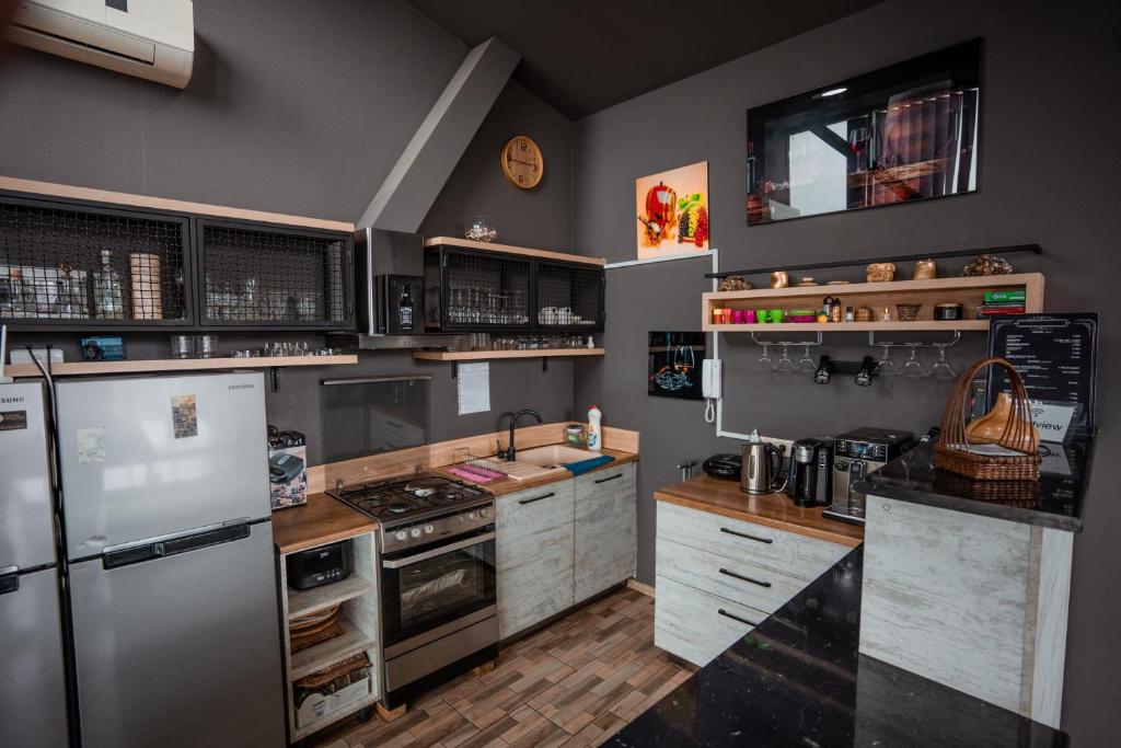 Kuchyň nebo kuchyňský kout v ubytování Hotel Grand View in Tbilisi