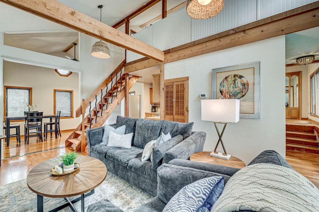 Riverfront Loft Near Butler and Rocky Ripple, Indianapolis