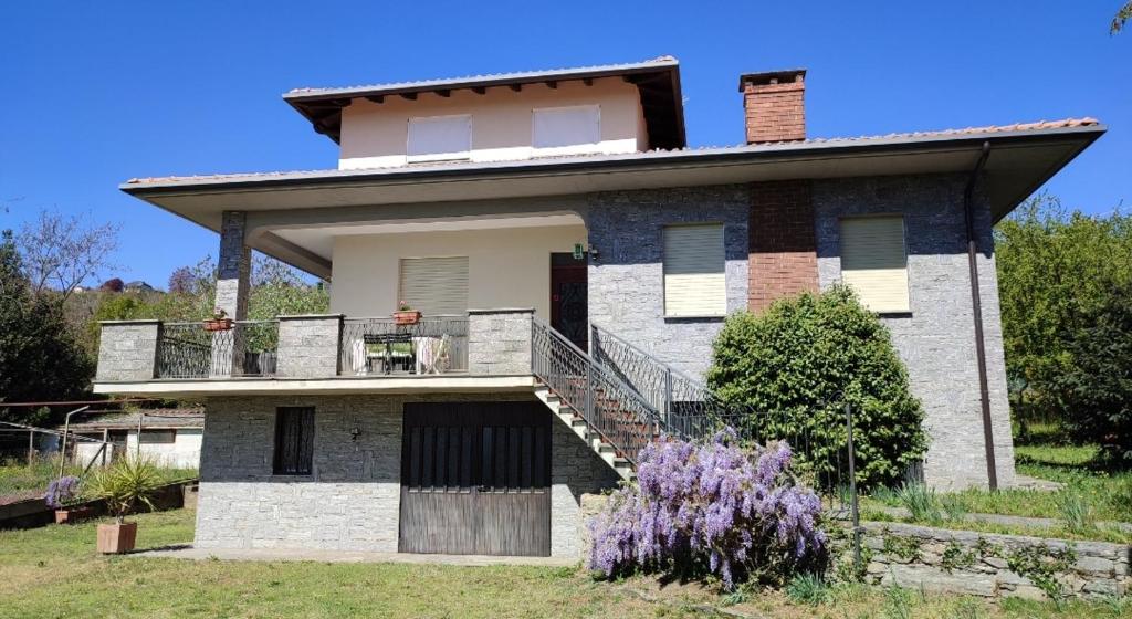 een huis met een veranda en een balkon bij Casale Antaldo in Nebbiuno