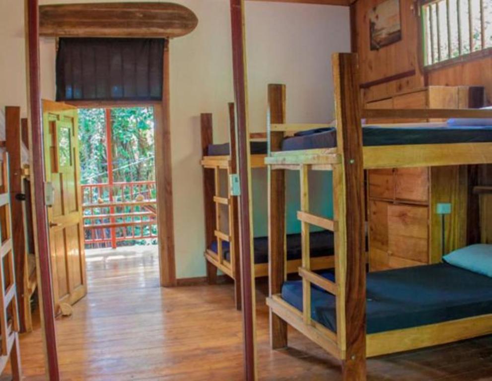 Palanda nebo palandy na pokoji v ubytování Burnt Toast Surfcamp
