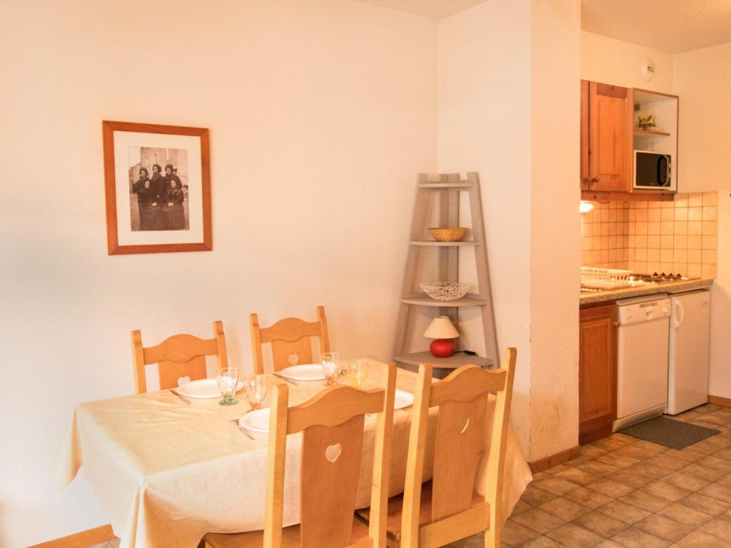 a dining room with a table and a kitchen at Appartement Aussois, 2 pièces, 4 personnes - FR-1-508-68 in Aussois