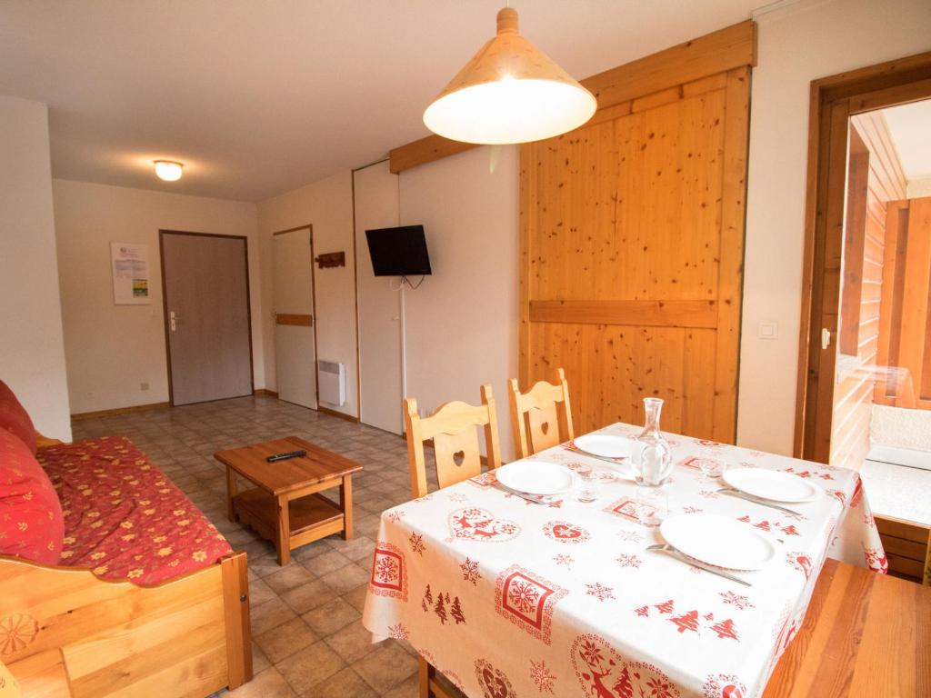 sala de estar con mesa y sofá en Appartement Aussois, 2 pièces, 4 personnes - FR-1-508-175, en Aussois