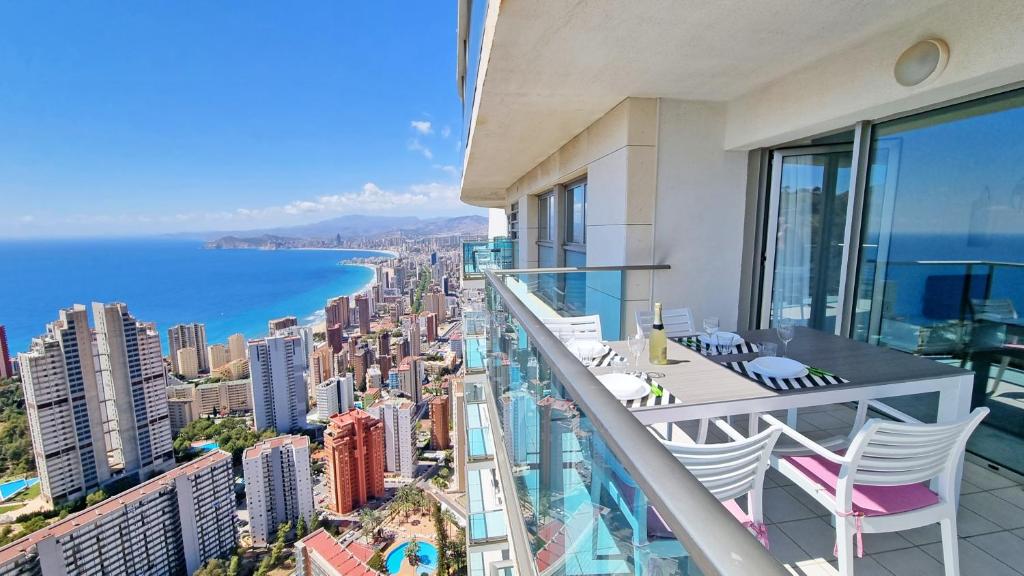 a balcony with chairs and a view of the city at Increibles vistas al mar desde la terraza privada en la planta 39 in Benidorm