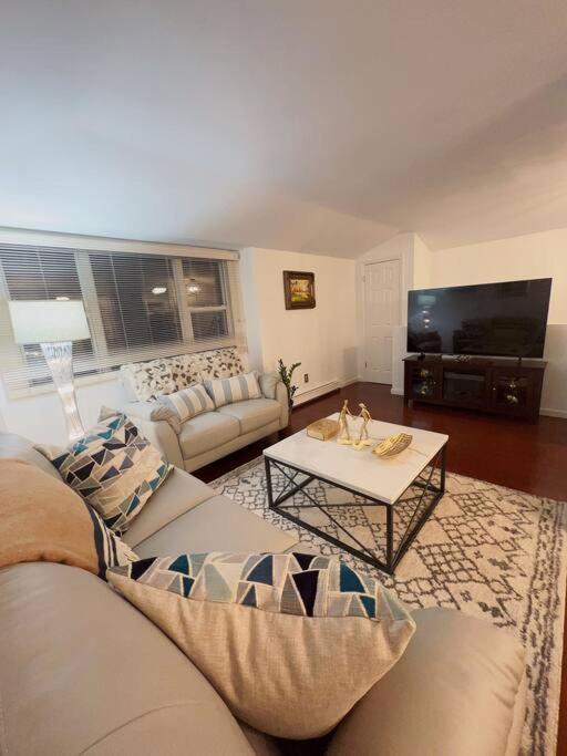 Peaceful Haven in South Ozone Park, Just Minutes from JFK, South Ozone