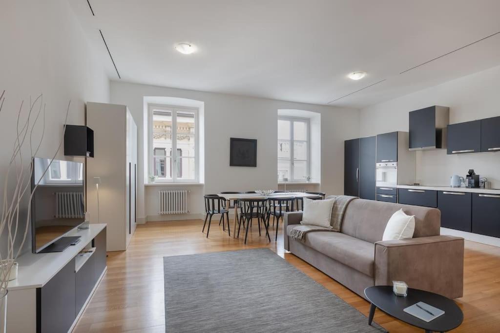 ein großes Wohnzimmer mit einem Sofa und einer Küche in der Unterkunft Apartments Trieste Centro I 3 in Triest